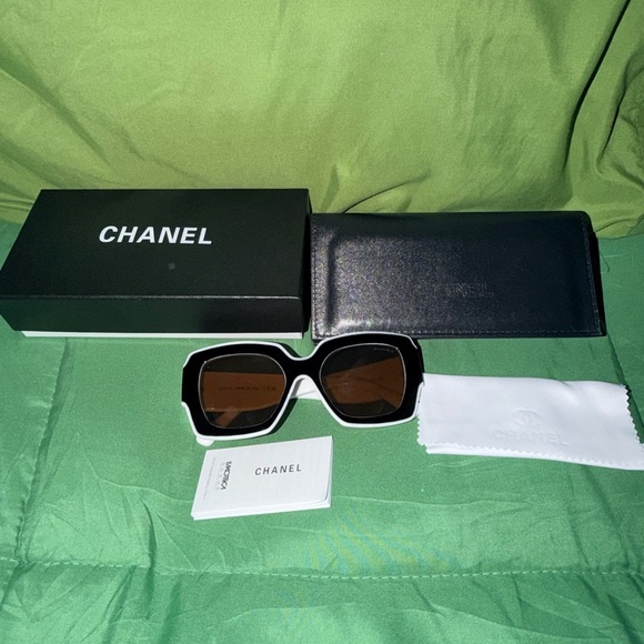 CHANEL Monochrome Sunglasses with Logo - Picture 2 of 7